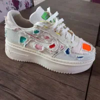 یک جفت کتونی دخترانه به فروش میرسد