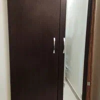 کمد جای لباس و قفسه دارای چرخ برای حمل آسان