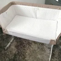 تخت کنار مادر