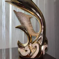 مجسمه دلفین طلایی