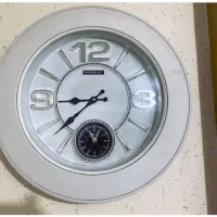 ساعت دیواری سفید در حد نو