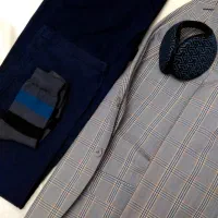 کت اسپرت خوش-دوخت آبی و شلوار تک خوش-فرم سورمه ای