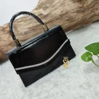 کیف کوچک مشکی گم شده باوسایل ومدارک