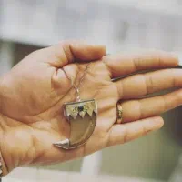 ناخون طلا گرفته با زنجیر گم کردم