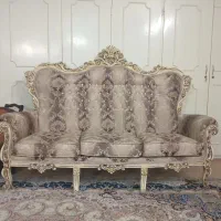 مبل نیم ست سه نفری با دو تا تک نفری و یه میز