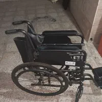 تخت بیمارستانی در حد نو برقی و یک عدد ویلچر چرمی