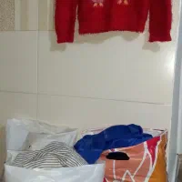 تعدادی لباس در حد نو