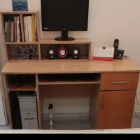 میز تحریر و کامپیوترو کتابخانه