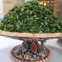 استخدام نیروخانم جهت پاک کردن سبزیجات خشک درکارگاه