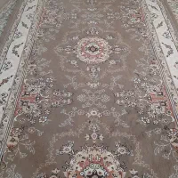 یک تخته کناره فرش سالم و تمیز