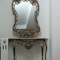 میز و آینه و شمعدان و ساعت