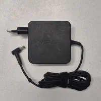 تعدادی شارژر و آدابتور