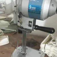 یک عدد قیچی برش. قد زن شوتینگ. میز برش کاری