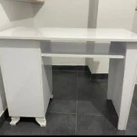 میز  ناخن کاری و صندلی تابوره و استادکار چرخدار|میز تحریر و کامپیوتر|رشت, سعدی (تختی)|دیوار