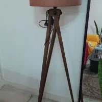 آباژور ایستاده
