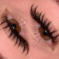 آموزش به همراه ارائه خدمات کاشت و اکستنشن مژه