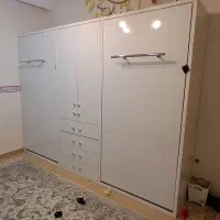 دو تخت کم‌جا و کمد و کشو