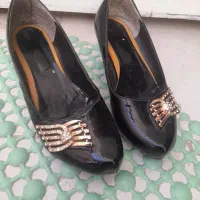 تعدادی کفش زنانه وبچگانه