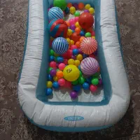 استخر توپ به همراه توپها