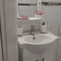 دو عدد آینه به همراه کابین بدون سنگ روشویی