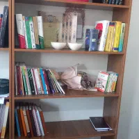 میز و کتابخانه