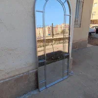 آیینه قدی ایستاده کنارسالنی فورتیک و مشکی پنجره ای|آینه|آفتاب, |دیوار