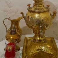 سماور زغالی برنجی برنزی با میز و رومیزی