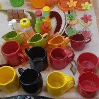 ماگ‌، ظرف، و گلدون رنگی