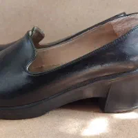 کفش چرم.|کیف، کفش، کمربند|رشت, فلسطین|دیوار