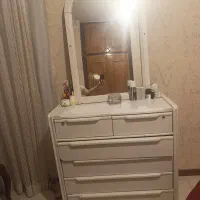 یک عدد دراور و دو عدد پرده