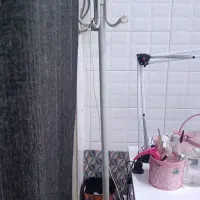 جا لباسی ایستاده