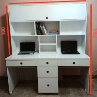 میز تحریر و کتابخانه بزرگ