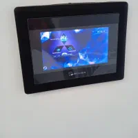 کارگر برای برقکاری و هوشمند سازی ساختمان