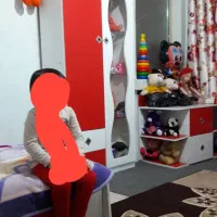 تخت وکمدودراوربااینه ومیزتحریر