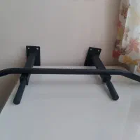 بارفیکس فلزی به دیوار پیچ میشود