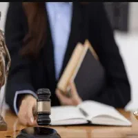 وکیل پایه یک دادگستری (خانم)