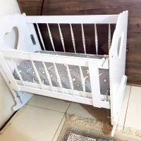 گهواره یا تخت نوزاد