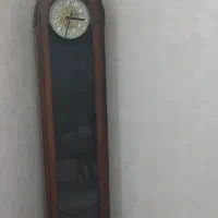 ساعت ایستاده کنار سالنی
