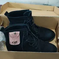 نیم بوت نو|کیف، کفش، کمربند|شیراز, کوشک میدان|دیوار