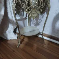 فروش فوری میز برنجی سنگین و23 عدد گل مصنوعی|میز تلفن|تبریز, |دیوار