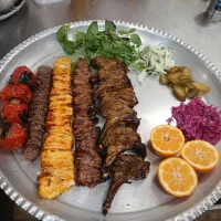 کارگر ساده رستوران.  باغ فیض رستوران پاچرخی