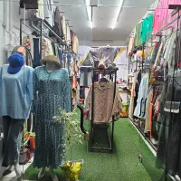 فروش کلیه لباس کیف کتونی به همراه دکور مغازه