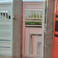 در حیاط نرده و پنچره رنگ کاری با دقت|خدمات پیشه و مهارت|خورموج, |دیوار