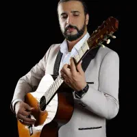 اجرای موسیقی زنده خوانندگی با گیتارو کاخن وسیستم