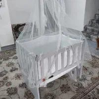 تخت نوزاد کنار مادر