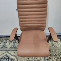 صندلی اداری بسیار تمیز