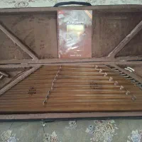 یک عدد سنتور فرد همراه با مضراب و کتاب