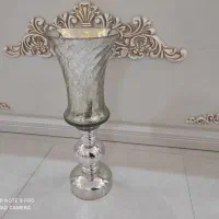 گلدان شیشه ای کنار سالنی بزرگ