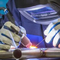 جوشکاری .اجرای پایپینگ.داربست.رنگ وسندبلاست