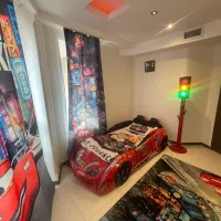 ست اتاق کودک تخت ماشینی چراغ راهنما و پرده و فرش